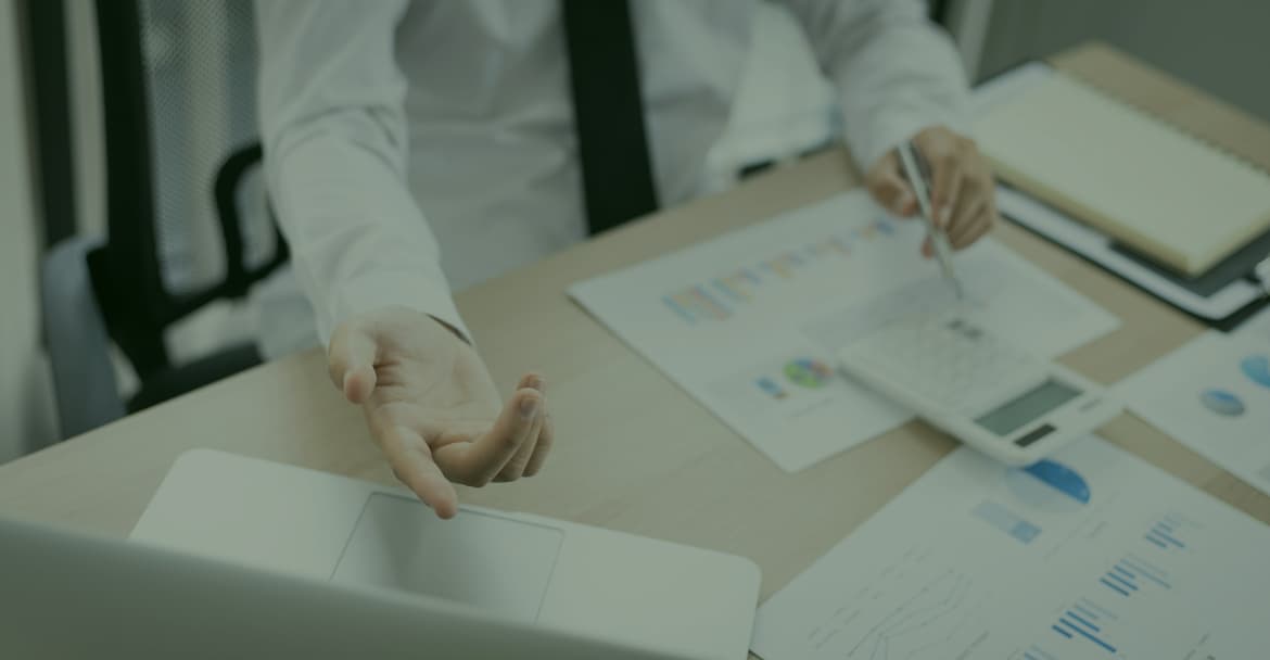 Trabajador en oficina trabajando con documentos. Representando el servicio de Extranjería España para Trabajador por Cuenta Propia que ofrecemos en Permisodetrabajo.eu