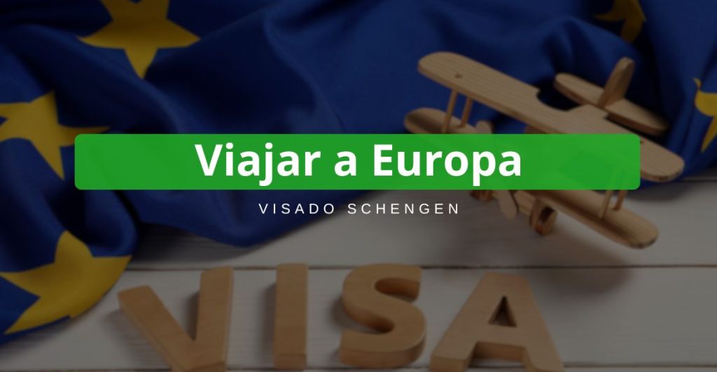 Composición visual sobre el visado Schengen para viajar a Europa, con bandera de la UE, avión de madera y letras VISA
